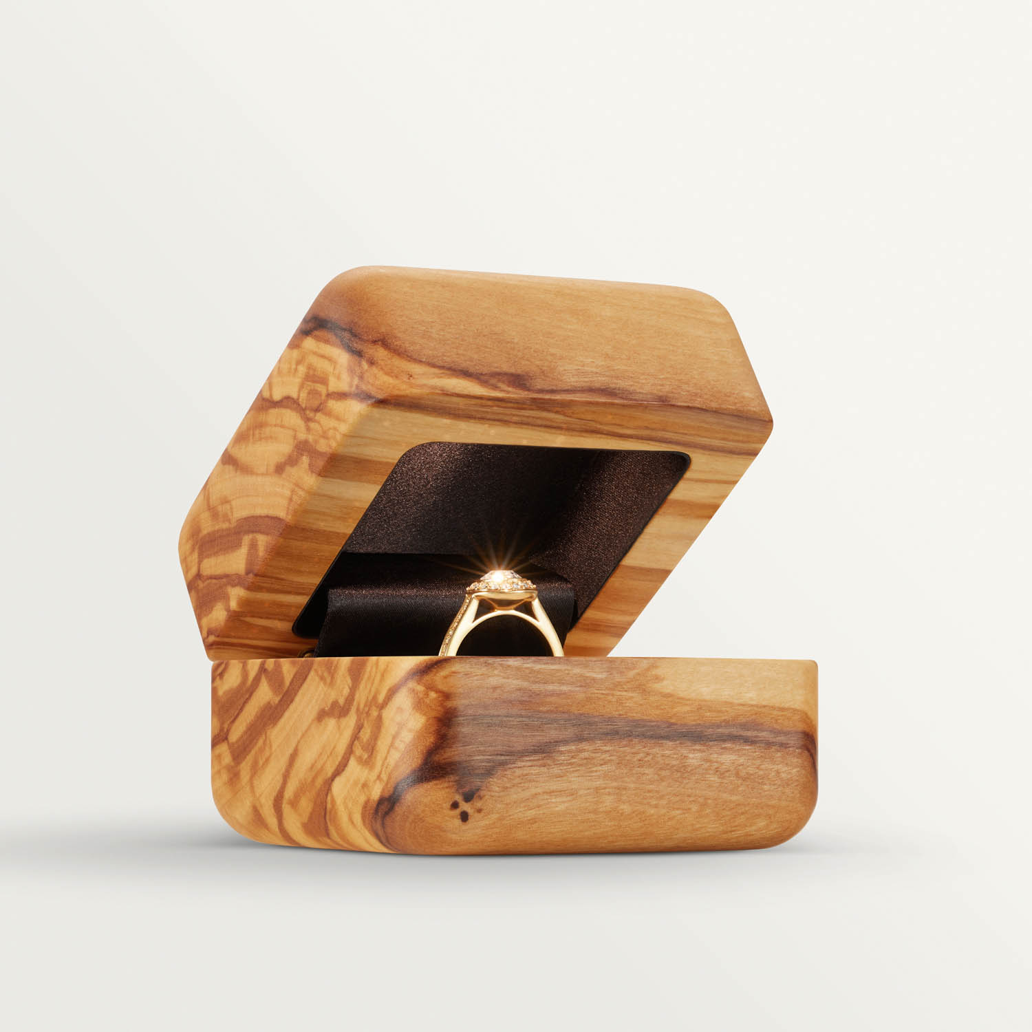 Drewniane pudełko na pierścionek zaręczynowy Fotografia produktowa - drewniane pudełko na pierścionek na białym tle
