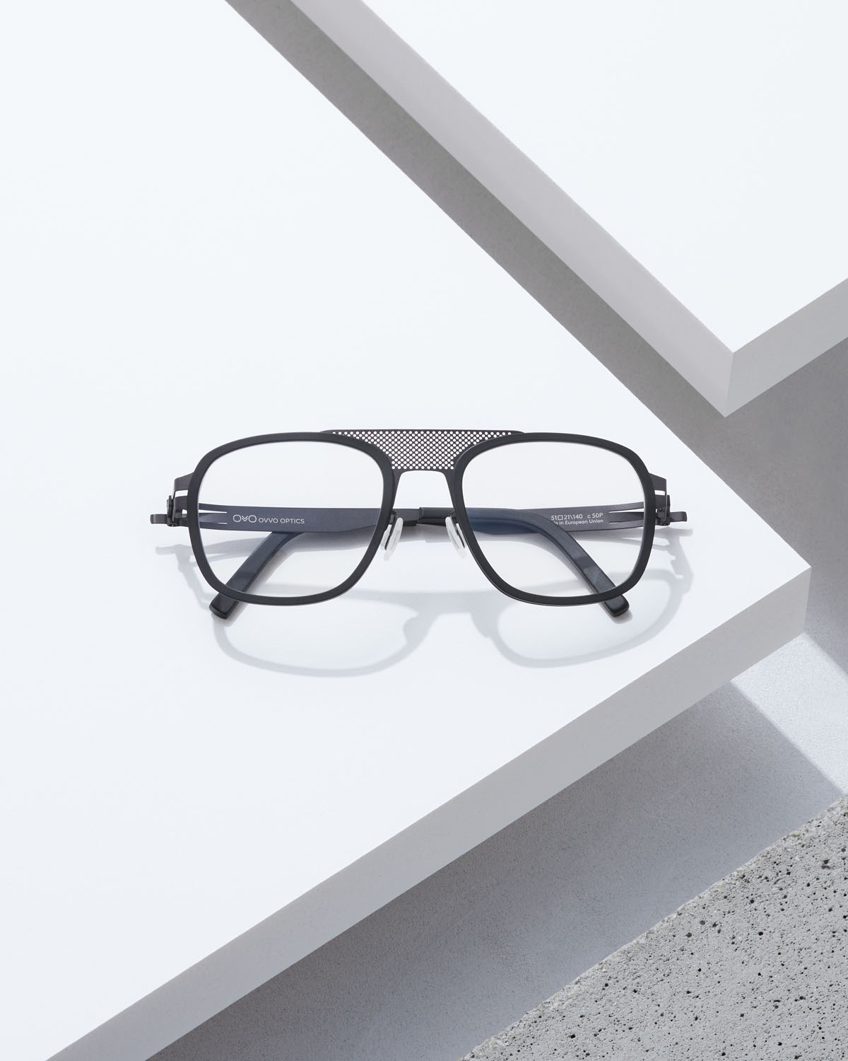 Duże okulary korekcyjne na białym tle Zdjęcie opraw korekcyjnych na białym tel