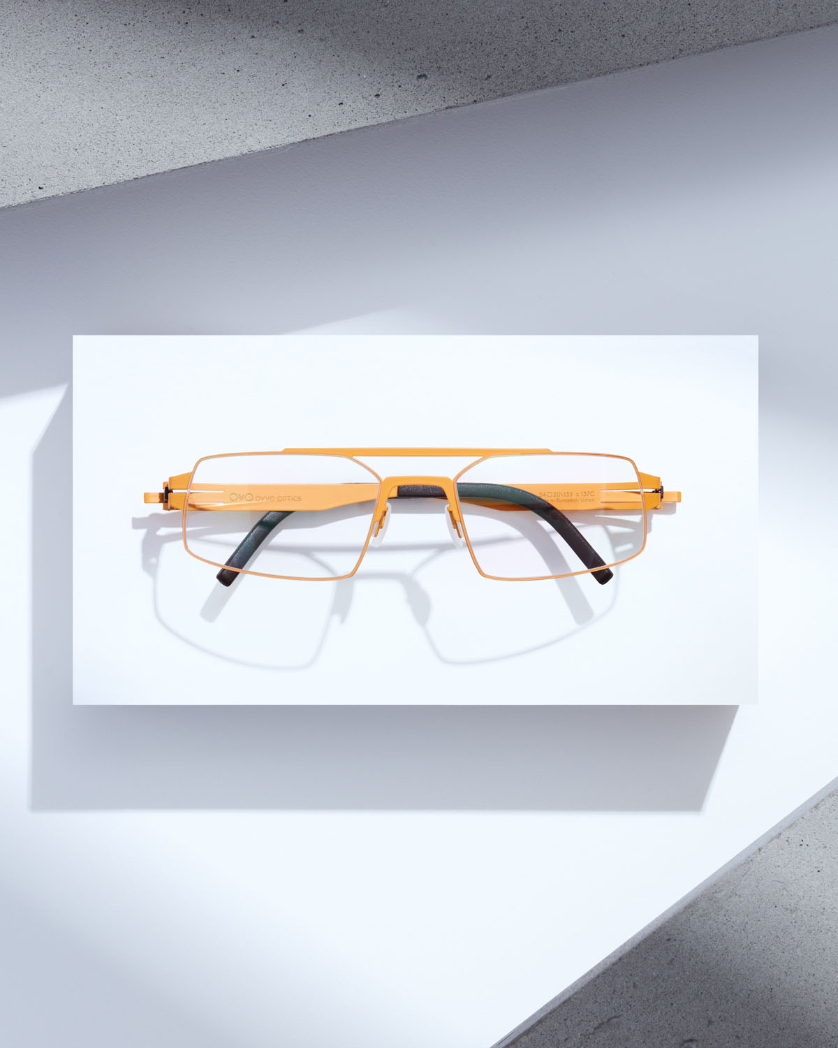 Pomarańczowe okulary Zdjęcie kolorowych okularów w minimalistycznej aranżacji