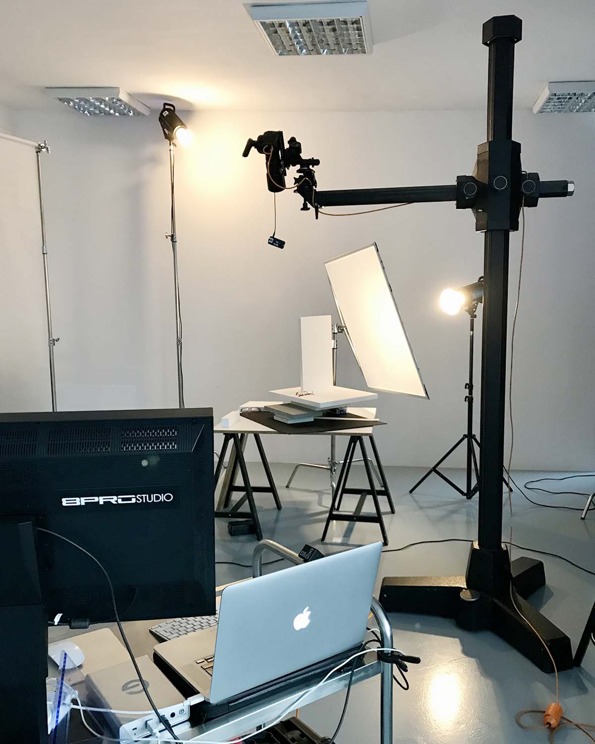 Kulisy sesji produktowej Sesja zdjęciowa okularów korekcyjnych - reklama