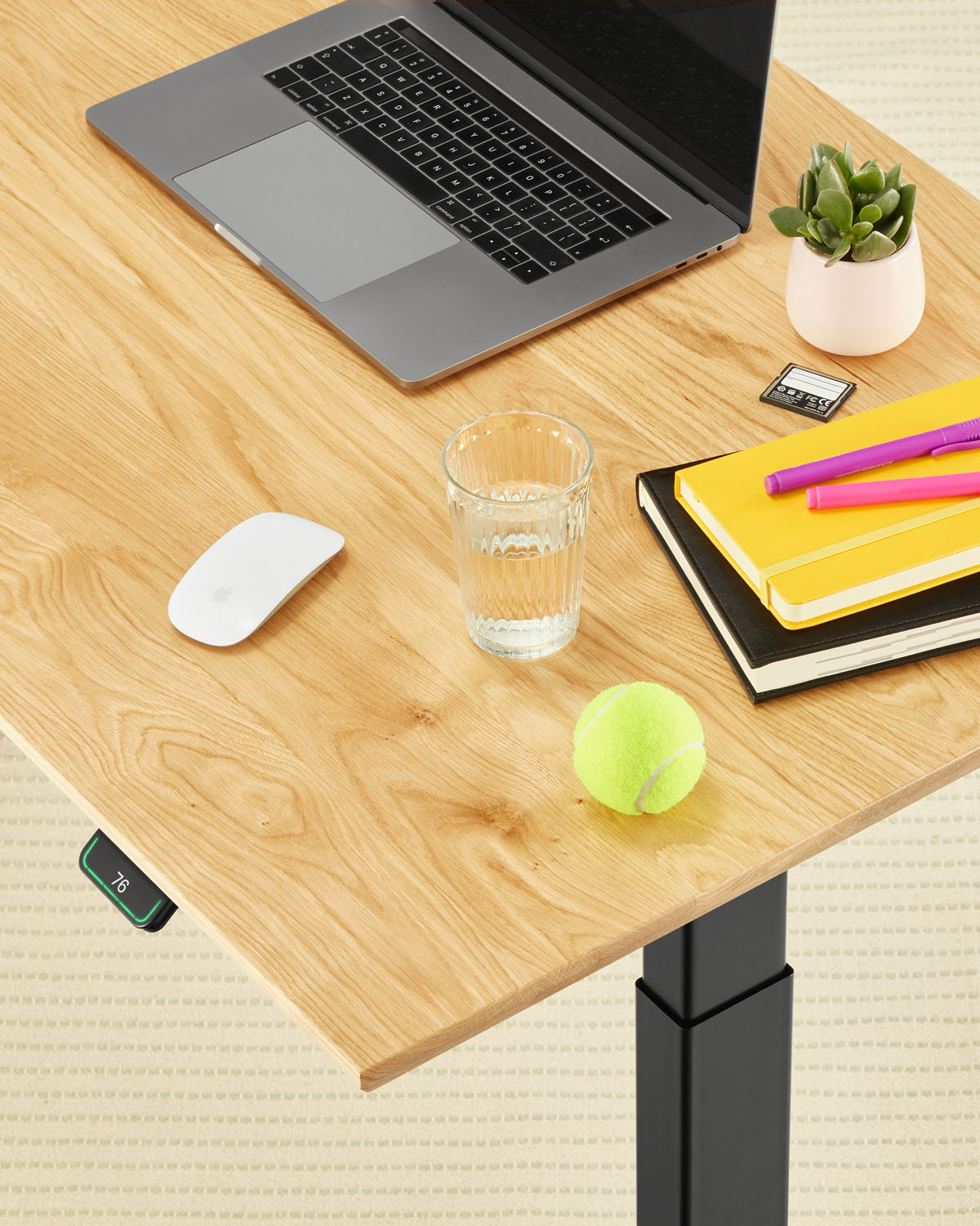 Zdjęcie biurka z laptopem i notesami Fotografia reklamowa Wrocław Warszawa